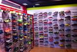 Interior de la tienda BIKILA de Elche. Gran exposición de zapatillas de running